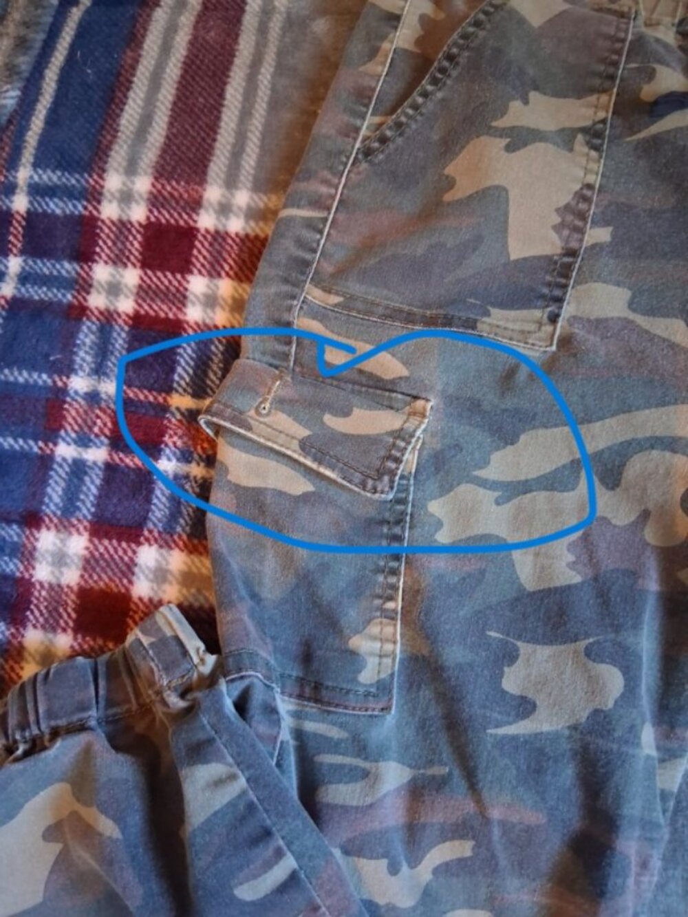 Women's V.I.P. Camo Cargo Joggers - Picture 3 of 7